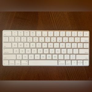APPLE MAGIC KEYBOARD - like new condition